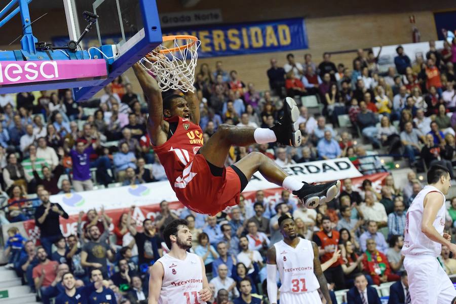 El equipo de Ibon Navarro se mantiene en los puestos de eliminatorias por el título arrasando al Tecnyconta Zaragoza en la segunda parte. La soledad de Neal por parte visitante – 31 puntos – contrastó con la fuerza como grupo del UCAM, con cuatro jugadores por encima de diez puntos