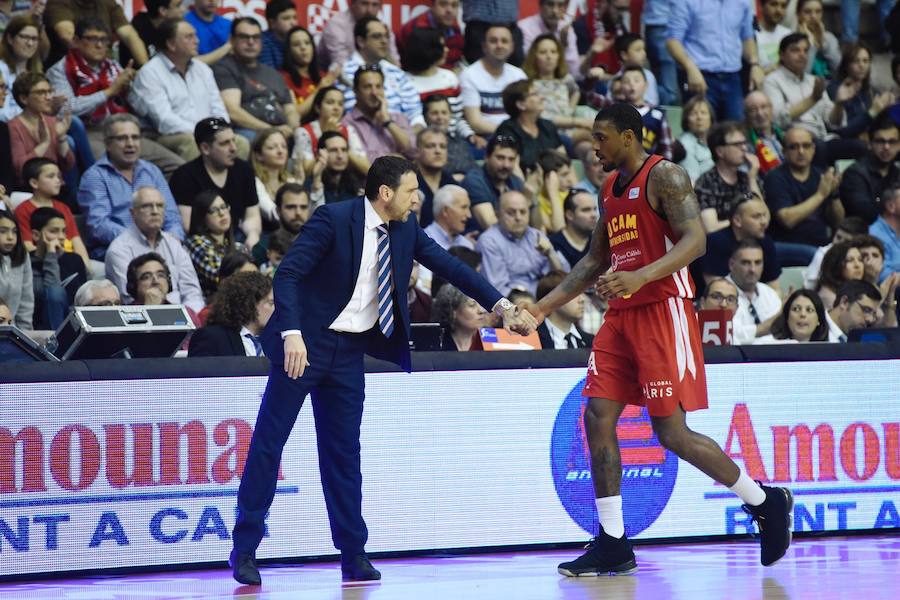 El equipo de Ibon Navarro se mantiene en los puestos de eliminatorias por el título arrasando al Tecnyconta Zaragoza en la segunda parte. La soledad de Neal por parte visitante – 31 puntos – contrastó con la fuerza como grupo del UCAM, con cuatro jugadores por encima de diez puntos