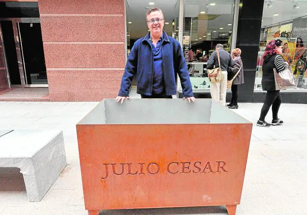 A la izquierda, Andrés Hernández, junto al macetero con el nombre de Julio César, que recreó en el último cortejo azul.