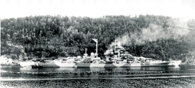 El orgullo de la Armada nazi patrulla por el fiordo de Altafjord durante la Segunda Guerra Mundial.