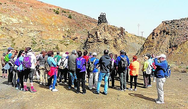 Participantes en la ruta guiada por la Sierra Minera, en la mina Segunda Paz.