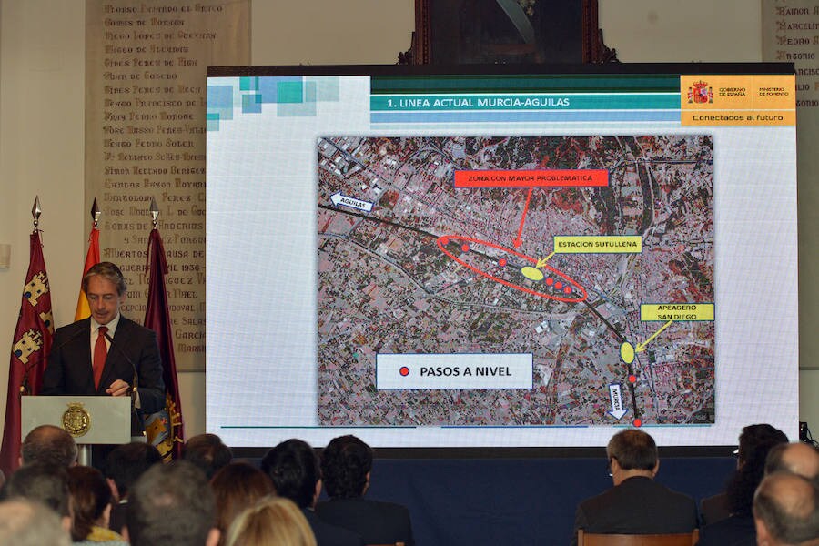 El ministro de Fomento manifestó en la mañana de este lunes que en un plazo de dos meses se licitará un volumen de obra en la Region de Murcia de 1.730 millones de euros en autovías y ferrocarriles, algo que no sucede en ninguna otra comunidad autónoma.