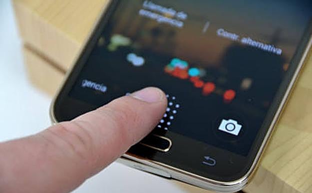 Dos policías irrumpen en un funeral para desbloquear un móvil con la huella del difunto