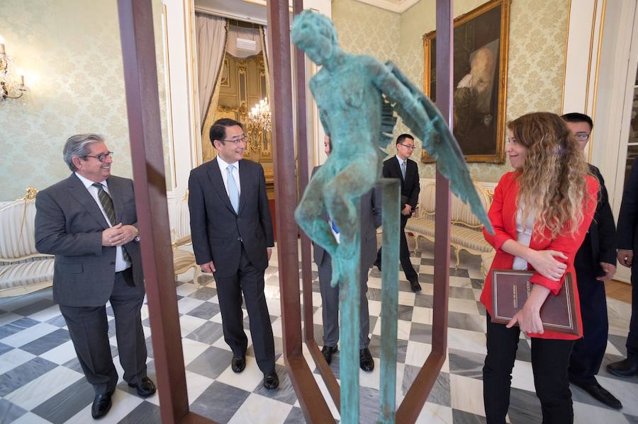 El embajador en España, Lyu Fan, explica el interés de los inversores asiáticos por la tecnología de riego desarrollada en la Región