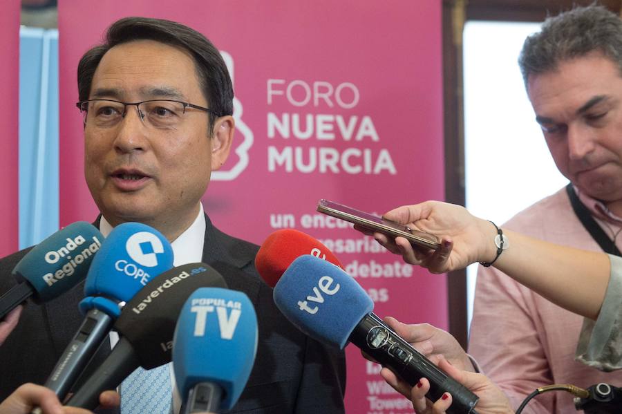 El embajador en España, Lyu Fan, explica el interés de los inversores asiáticos por la tecnología de riego desarrollada en la Región