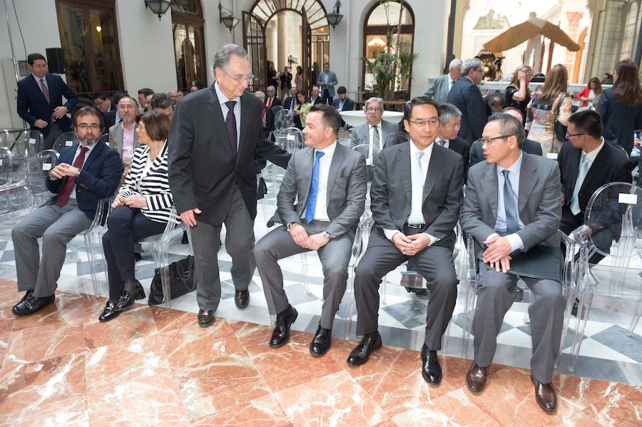 El embajador en España, Lyu Fan, explica el interés de los inversores asiáticos por la tecnología de riego desarrollada en la Región