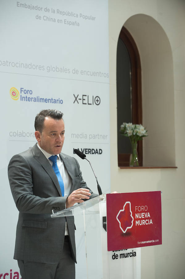 El embajador en España, Lyu Fan, explica el interés de los inversores asiáticos por la tecnología de riego desarrollada en la Región