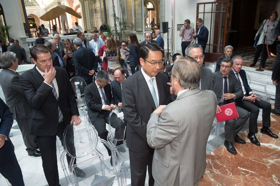 El embajador en España, Lyu Fan, explica el interés de los inversores asiáticos por la tecnología de riego desarrollada en la Región