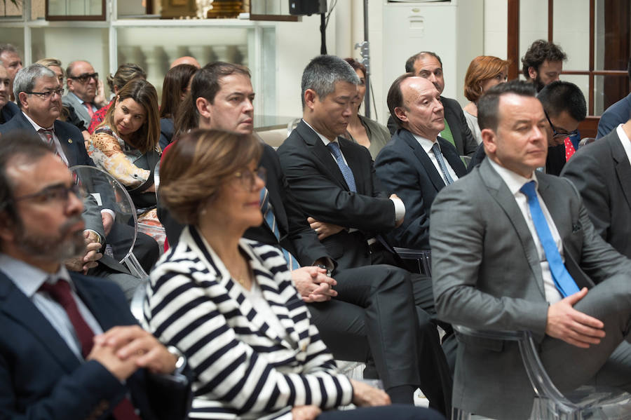 El embajador en España, Lyu Fan, explica el interés de los inversores asiáticos por la tecnología de riego desarrollada en la Región