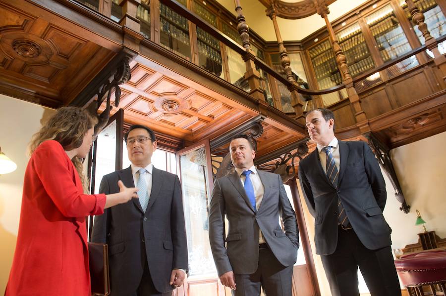 El embajador en España, Lyu Fan, explica el interés de los inversores asiáticos por la tecnología de riego desarrollada en la Región