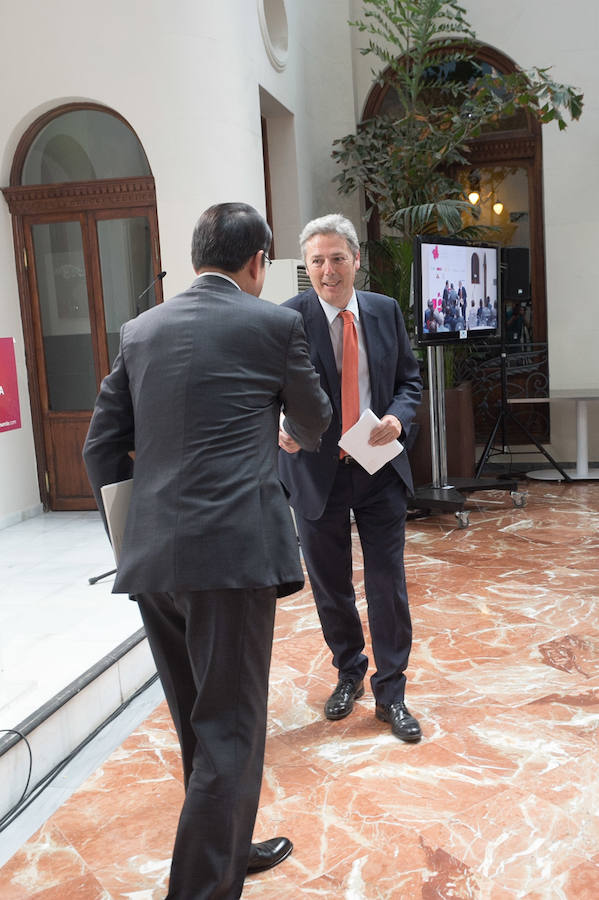 El embajador en España, Lyu Fan, explica el interés de los inversores asiáticos por la tecnología de riego desarrollada en la Región