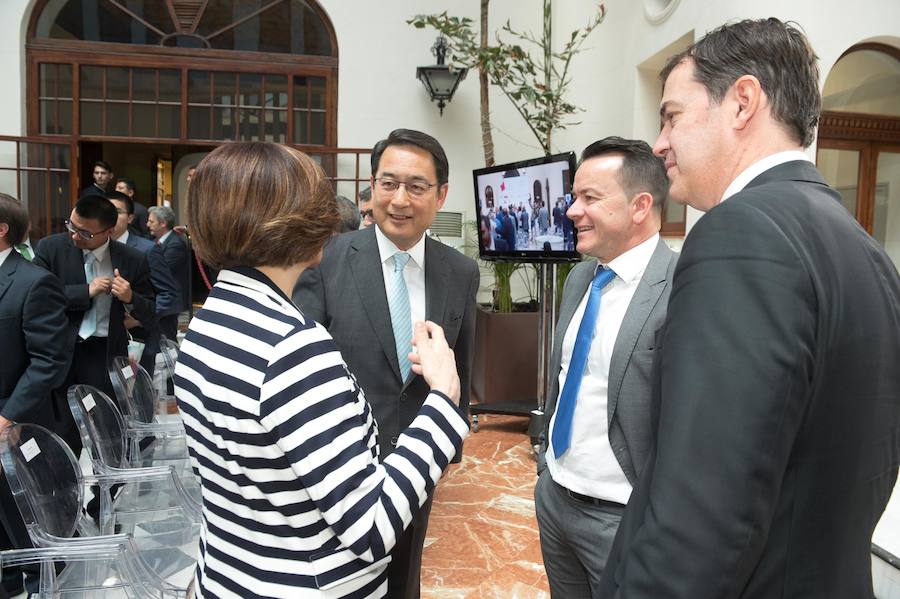 El embajador en España, Lyu Fan, explica el interés de los inversores asiáticos por la tecnología de riego desarrollada en la Región