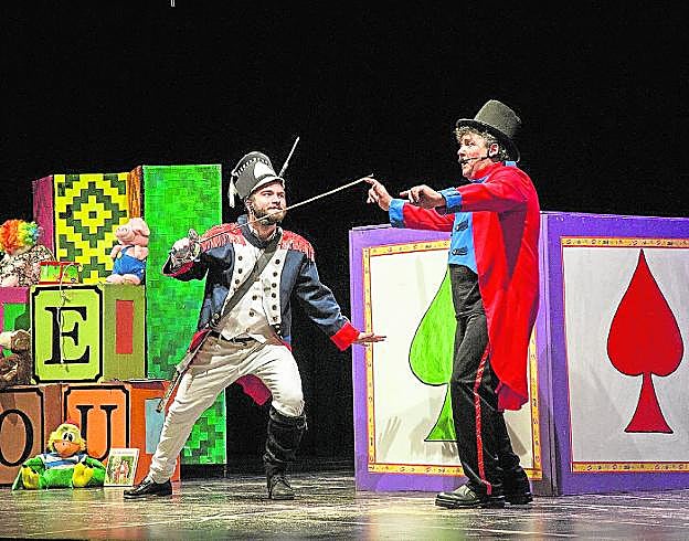 Salguero, a la derecha, en una representación de 'El Soldadito de Plomo'.