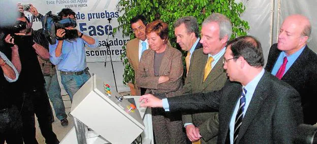 El gerente del EPA, Amalio Garrido, en primer plano a la derecha, explicando al entonces presidente Valcárcel el funcionamiento de la desaladora, durante el inicio del periodo de pruebas en abril de 2007; junto a ellos, el entonces consejero Antonio Cerdá; la alcaldesa de Cartagena, Pilar Barreiro, y el regidor de Mazarrón, Francisco Blaya.
