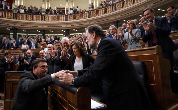 Aitor Esteban (PNV) y Mariano Rajoy dialogan en el Congreso.