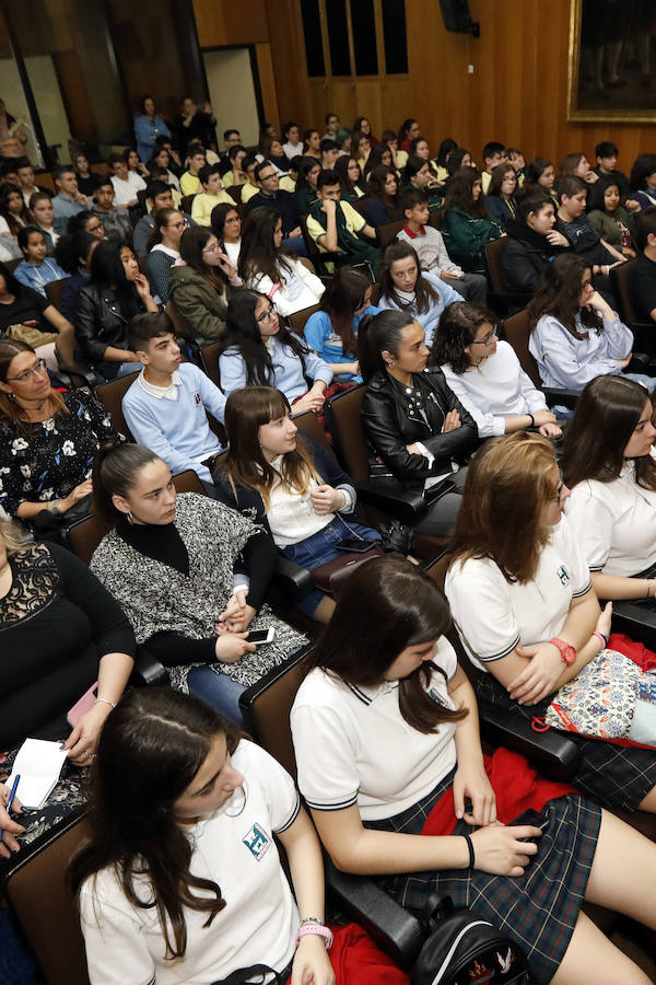 Los temas a tratar eran de gran interés para los jóvenes, y así se reflejó en la asistencia al acto, que colgó el cartel de aforo completo. Más de 150 estudiantes pudieron disfrutar de las intervenciones de Marta Rodríguez (Terra Fecundis), el doctor José María García Basterrechea (hospital QuirónSalud) y Raúl Hernández ('La Verdad') en las charlas de la IX edición de 'Mi Periódico Digital', el concurso escolar organizado por la Consejería de Educación, Juventud y Deportes y laverdad.es. 