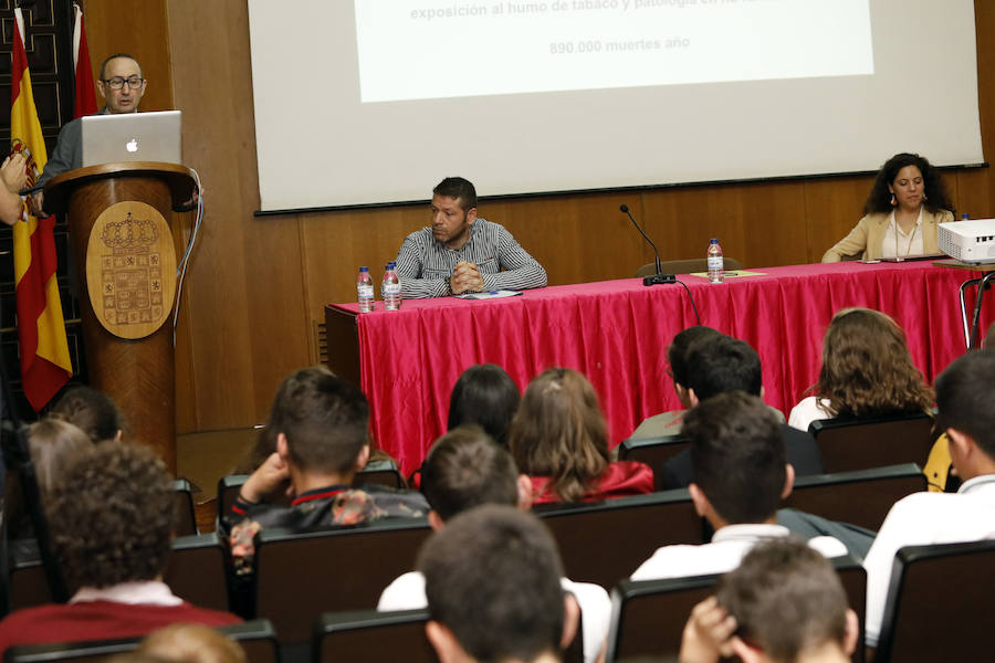 Los temas a tratar eran de gran interés para los jóvenes, y así se reflejó en la asistencia al acto, que colgó el cartel de aforo completo. Más de 150 estudiantes pudieron disfrutar de las intervenciones de Marta Rodríguez (Terra Fecundis), el doctor José María García Basterrechea (hospital QuirónSalud) y Raúl Hernández ('La Verdad') en las charlas de la IX edición de 'Mi Periódico Digital', el concurso escolar organizado por la Consejería de Educación, Juventud y Deportes y laverdad.es. 