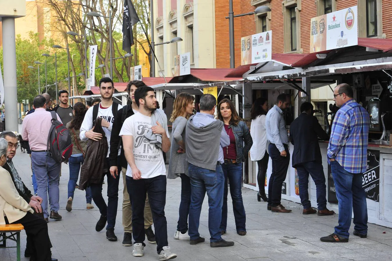 El Festival de la Cerveza reúne hasta el domingo en Murcia medio centenar de tipos de birras para maridar con tapas y quesos y embutidos 'gourmet'