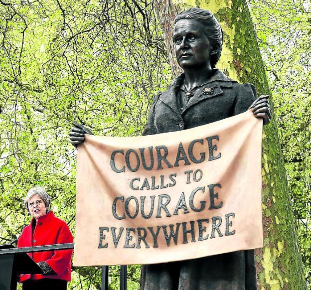 Homenaje. La primera ministra Theresa May presentó la estatua de Fawcett, que, abajo, lidera un mitin sufragista. 