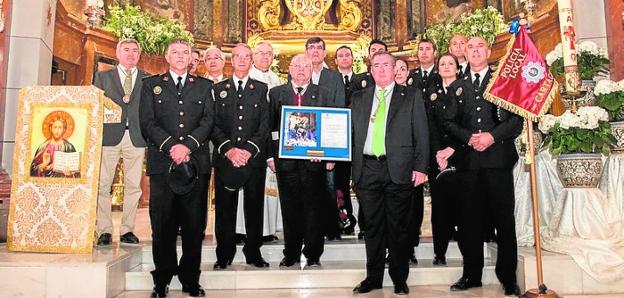 Acto de entrega del banderín, en la iglesia de la Caridad.