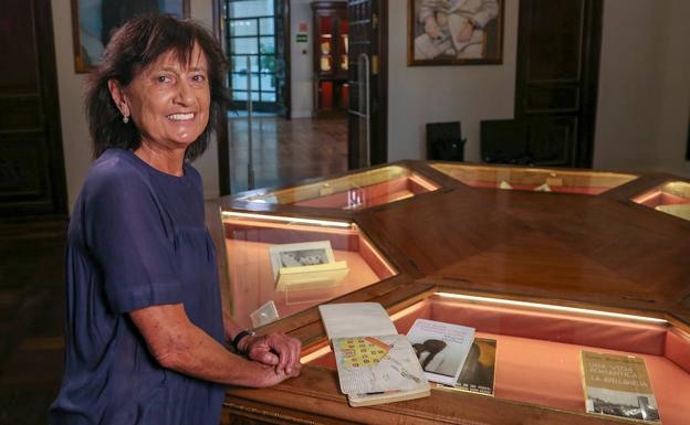 Elisa Delibes, con el ejemplar del nuevo libro. 