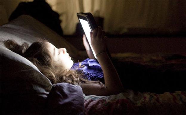 La luz LED de móviles y tablets aumenta el riesgo de padecer cáncer de mama y próstata