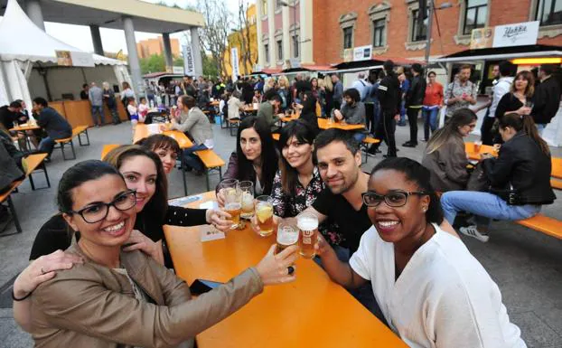 Grupos de amigos en torno a mesas, ayer, en la Feria de la Cerveza. 