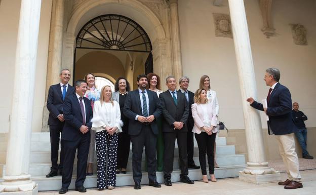 Los nuevos secretarios generales posan para la foto con López Miras.