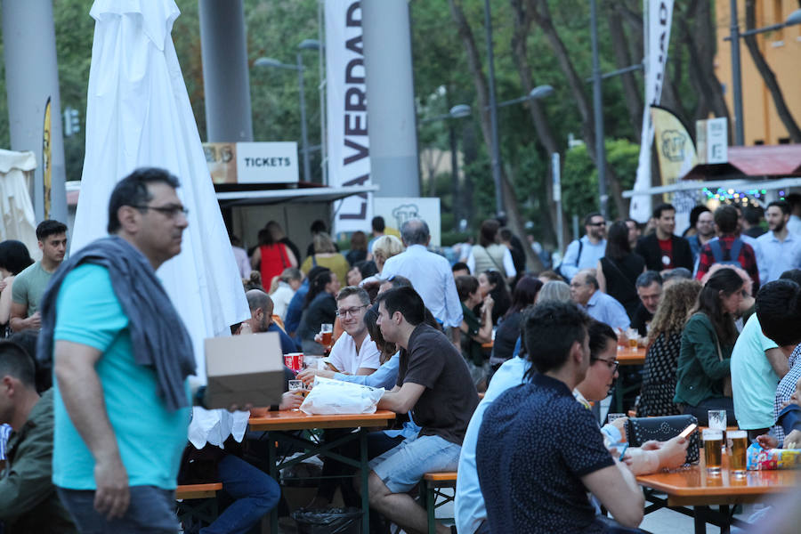 El evento reúne hasta el domingo en la plaza de la Universidad una selección de cervezas destacadas y artesanales que podrán disfrutarse con tapas variadas.