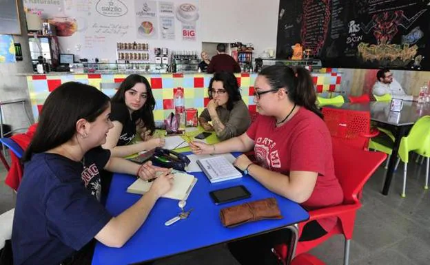 Las alumnas de Bellas Artes Emilia Ros, Virginia Pérez, Helena García y Verónica Ripoll, este viernes, en la cafetería del campus. 
