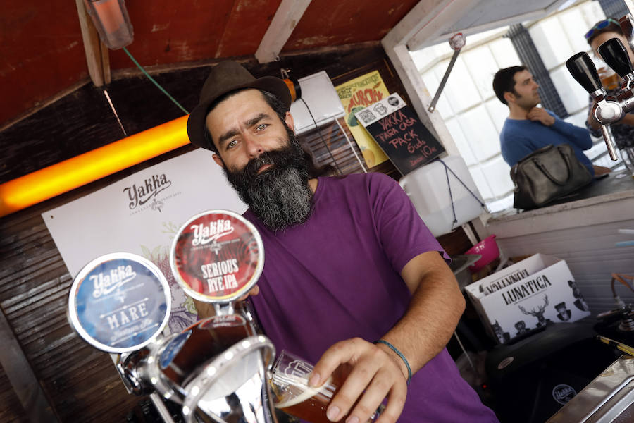 Miles de murcianos han pasado este fin de semana por la plaza de la Universidad para degustar las más de cuarenta variedades. Los amantes del 'zumo de cebada' tienen hasta las cinco de esta tarde para disfrutar de esta fiesta única