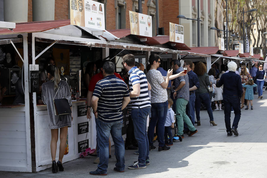 Miles de murcianos han pasado este fin de semana por la plaza de la Universidad para degustar las más de cuarenta variedades. Los amantes del 'zumo de cebada' tienen hasta las cinco de esta tarde para disfrutar de esta fiesta única