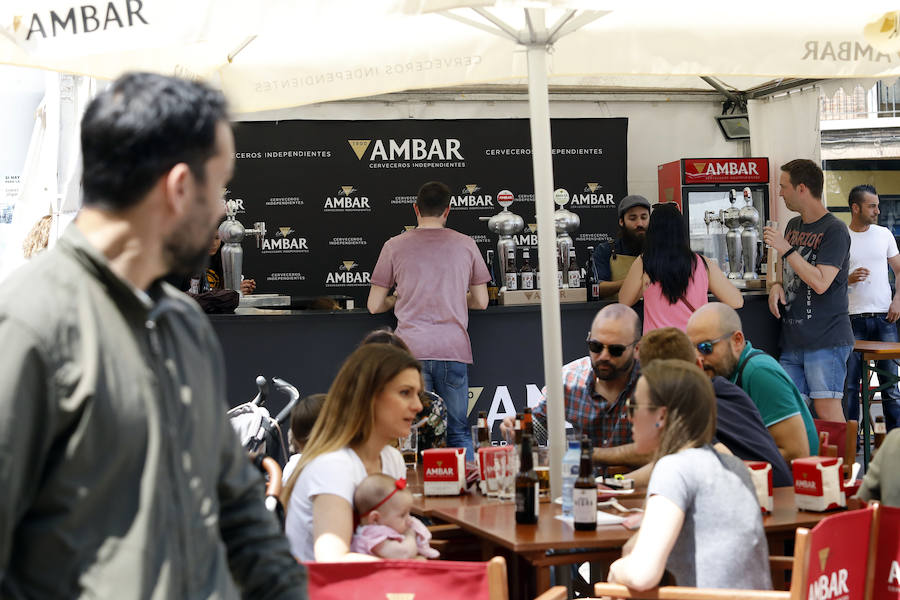 Miles de murcianos han pasado este fin de semana por la plaza de la Universidad para degustar las más de cuarenta variedades. Los amantes del 'zumo de cebada' tienen hasta las cinco de esta tarde para disfrutar de esta fiesta única