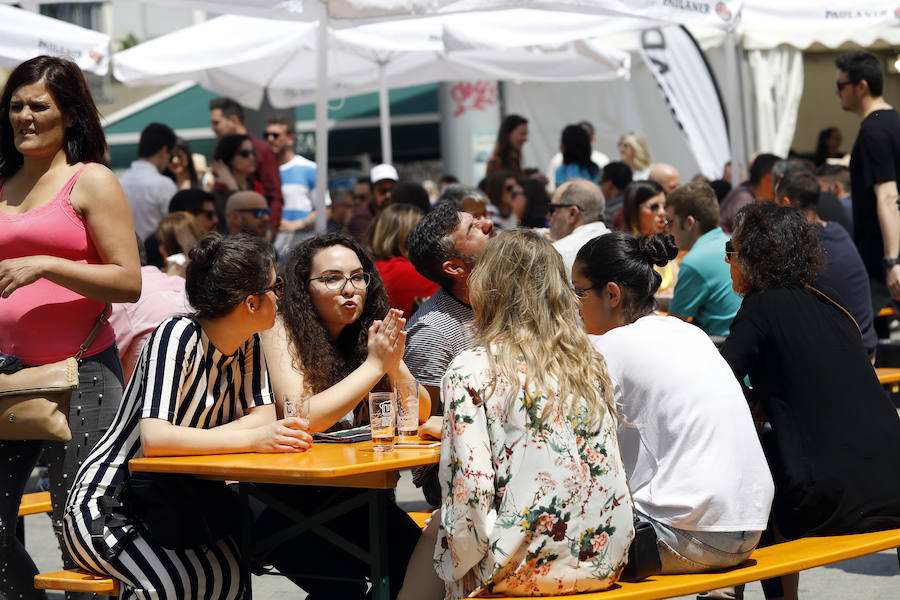 Miles de murcianos han pasado este fin de semana por la plaza de la Universidad para degustar las más de cuarenta variedades. Los amantes del 'zumo de cebada' tienen hasta las cinco de esta tarde para disfrutar de esta fiesta única