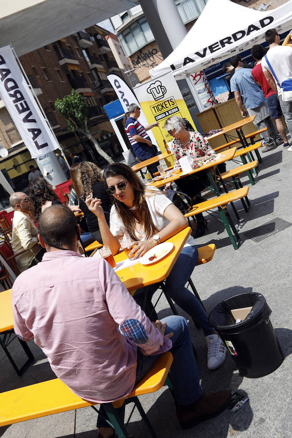 Miles de murcianos han pasado este fin de semana por la plaza de la Universidad para degustar las más de cuarenta variedades. Los amantes del 'zumo de cebada' tienen hasta las cinco de esta tarde para disfrutar de esta fiesta única