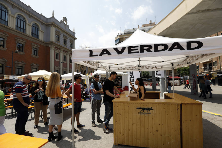 Miles de murcianos han pasado este fin de semana por la plaza de la Universidad para degustar las más de cuarenta variedades. Los amantes del 'zumo de cebada' tienen hasta las cinco de esta tarde para disfrutar de esta fiesta única