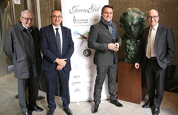 Los hermanos Gil, junto a Constantino Martínez-Orts.