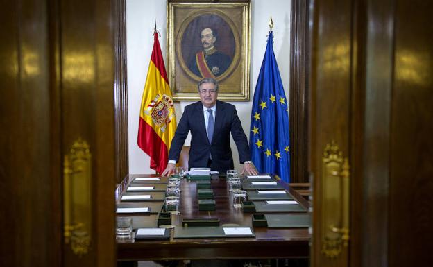 El ministro Juan Ignacio Zoido posa durante la entrevista en la sala de conferencias del Ministerio del Interior.