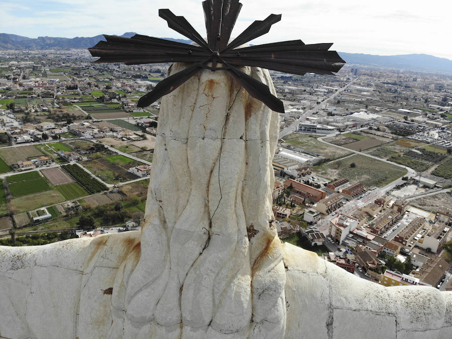 El deterioro del Sagrado Corazón de Monteagudo causa el desprendimiento de trozos de hormigón de los dedos y brechas en las uniones de las piezas. Unas fotografías tomadas con un dron revelan grandes desconchones y herrumbre en esta obra de 14 metros de altura