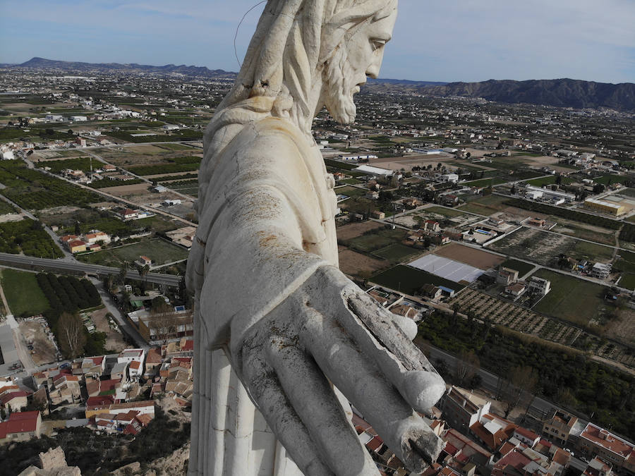 El deterioro del Sagrado Corazón de Monteagudo causa el desprendimiento de trozos de hormigón de los dedos y brechas en las uniones de las piezas. Unas fotografías tomadas con un dron revelan grandes desconchones y herrumbre en esta obra de 14 metros de altura