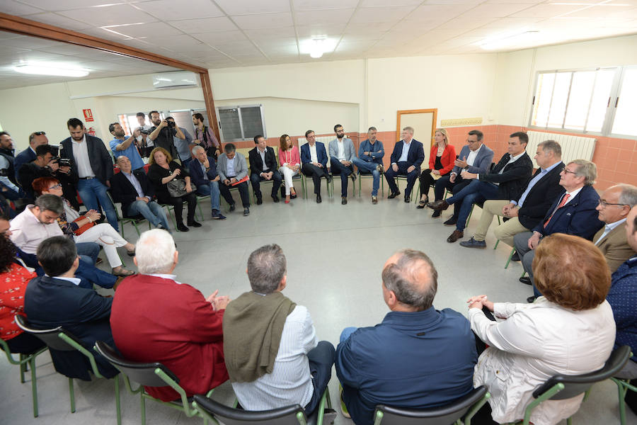 El secretario general del PSOE se reunió con los regantes antes del acto. 