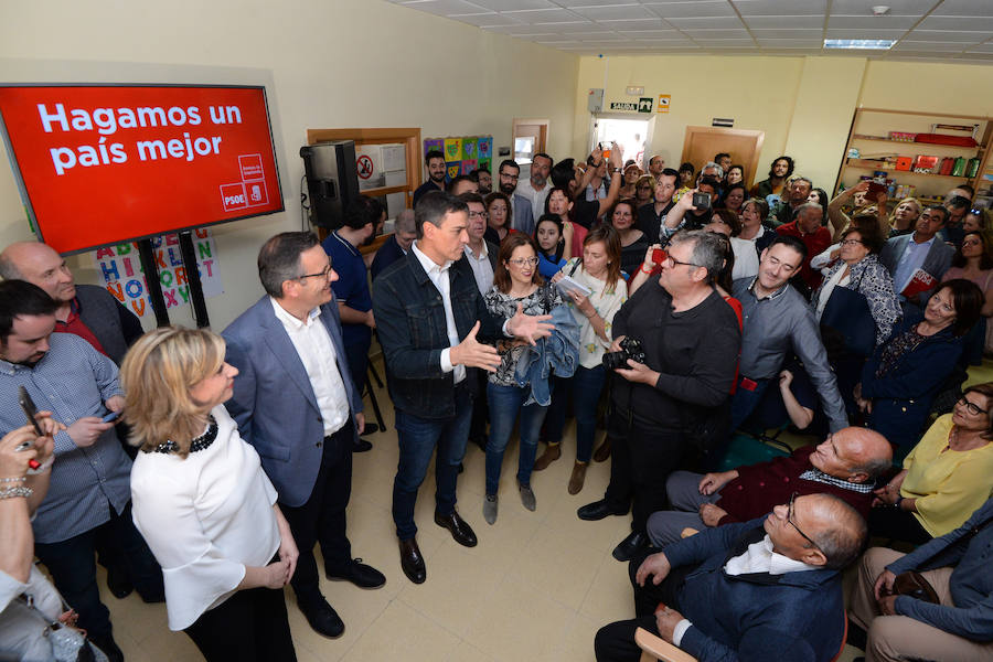 El secretario general del PSOE se reunió con los regantes antes del acto. 