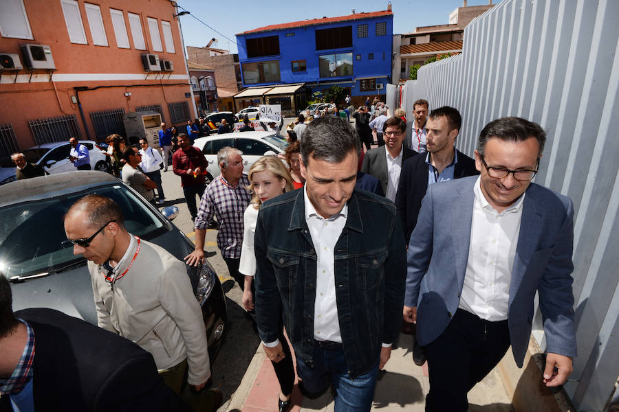 El secretario general del PSOE se reunió con los regantes antes del acto. 