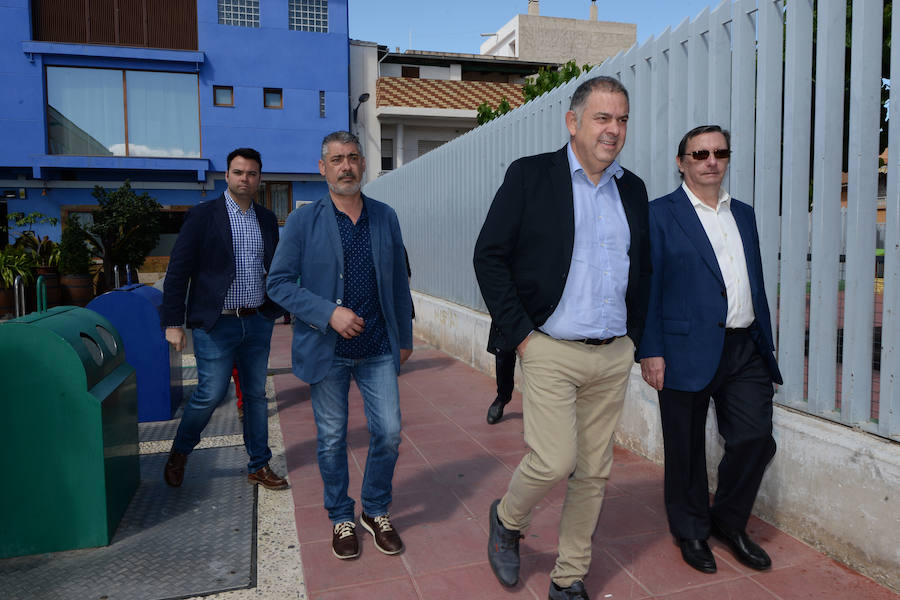 El secretario general del PSOE se reunió con los regantes antes del acto. 