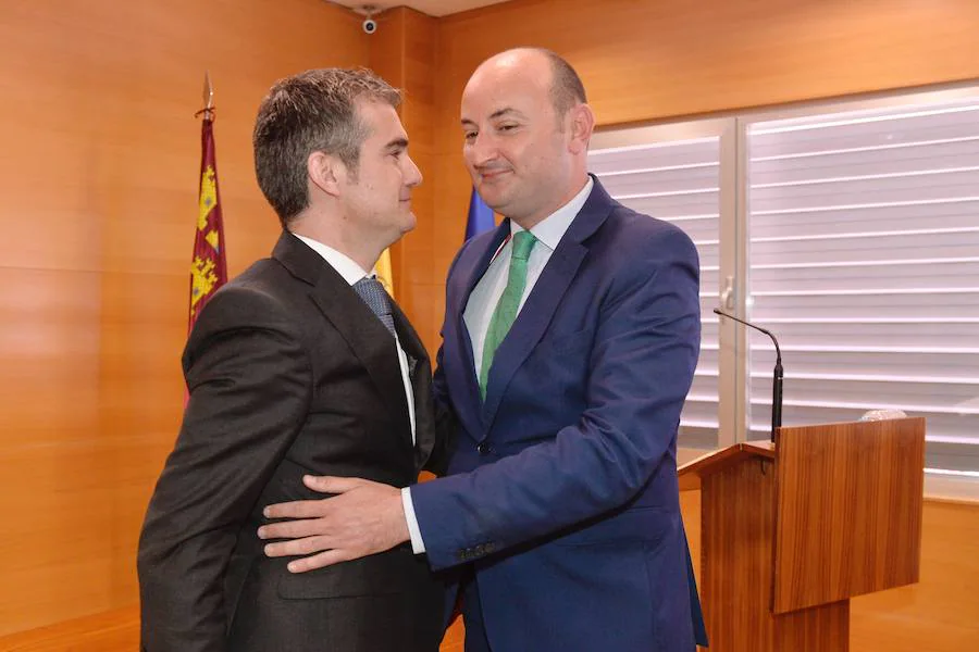 El consejero de Agua, Agricultura, Ganadería y Pesca, Miguel Angel del Amor, presidió la toma de posesión de los nuevos directores generales de la Consejeria: Joaquin Ruiz Montalvan, director gerente de la Entidad de Saneamiento y Depuración de Aguas (Esamur), y Sebastian Delgado, director general del Agua