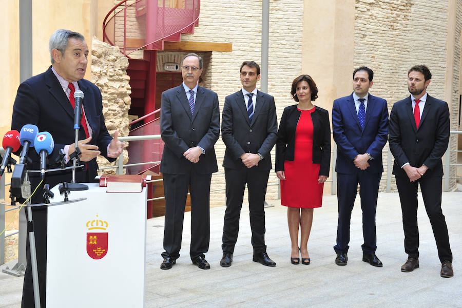 El consejero de Hacienda, Fernando de la Cierva, junto a los nuevos directores generales de la Consejería de Hacienda.