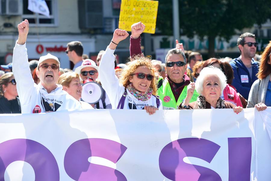 Varios miles de manifestantes salen a la calle en Murcia y Cartagena para reclamar igualdad, mejor empleo, mayores salarios y pensiones dignas en el día de la celebración del Primero de Mayo