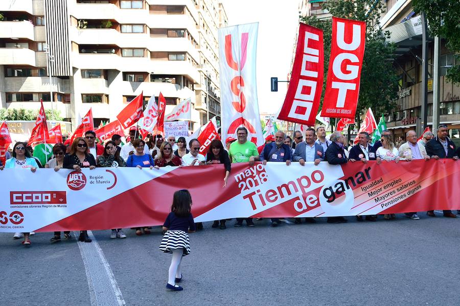 Varios miles de manifestantes salen a la calle en Murcia y Cartagena para reclamar igualdad, mejor empleo, mayores salarios y pensiones dignas en el día de la celebración del Primero de Mayo