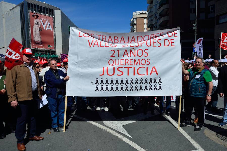 Varios miles de manifestantes salen a la calle en Murcia y Cartagena para reclamar igualdad, mejor empleo, mayores salarios y pensiones dignas en el día de la celebración del Primero de Mayo