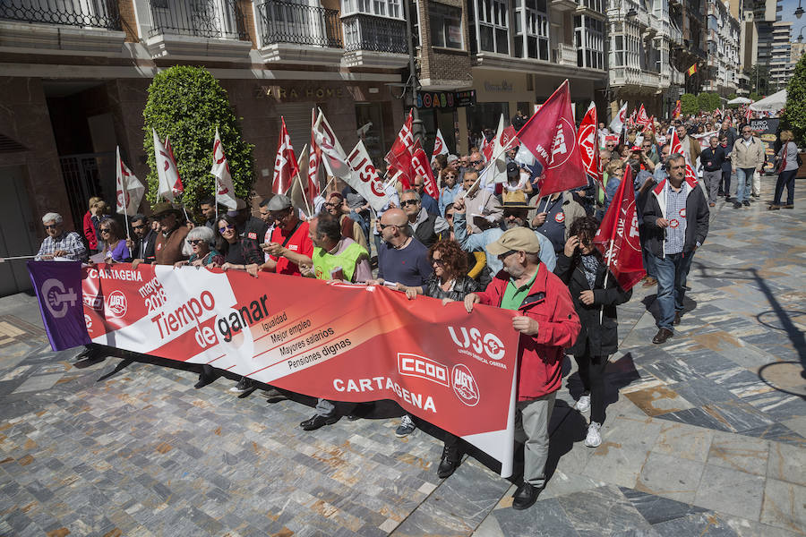 Quinientas personas recorrieron esta mañana calles del casco antiguo, en la manifestación organizada por los sindicatos Comisiones Obreras, UGT y USO. En la cabeza de la protesta se dejaron ver los secretarios comarcales de los sindicatos y más atrás gran parte del Gobierno local.